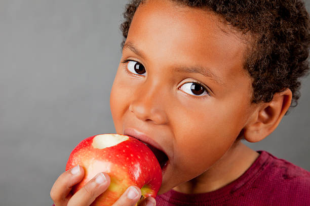 Enfant dégustant une pomme